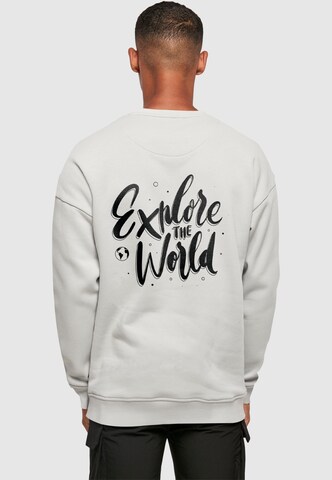 Sweat-shirt 'Explore The World' Merchcode en gris