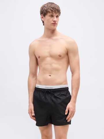 Calvin Klein Swimwear Plavecké šortky – černá: přední strana