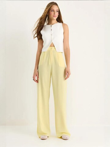 Bianco Lucci Wide leg Pleat-Front Pants in Yellow