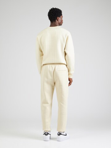 Tapered Pantaloni 'CLUB' di Nike Sportswear in beige