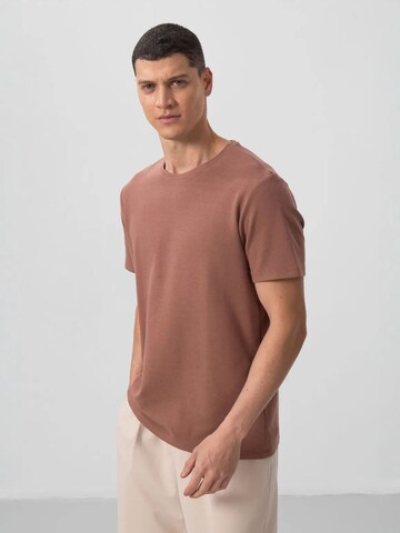 Tommy Life Shirt in Brown