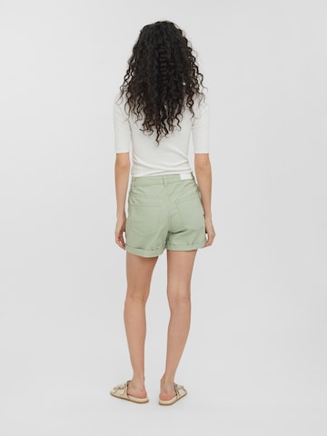 VERO MODA Regular Shorts in Grün