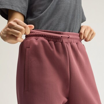 Tapered Pantaloni sportivi di ADIDAS BY STELLA MCCARTNEY in rosso
