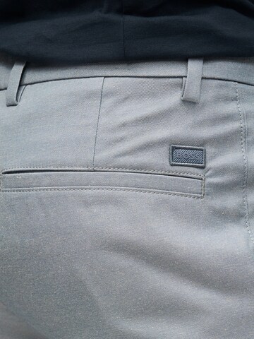 BOSS Обычный Брюки со складками в Серый