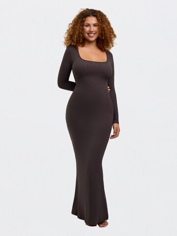 Robe 'Ribbed Long Sleeve Maxikleid' cfab (formerly creamy fabrics) en marron : devant