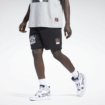 Reebok Regular Shorts 'Iverson' in Schwarz: Vorderseite