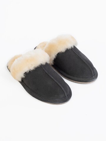 Minnetonka Slipper in Grey