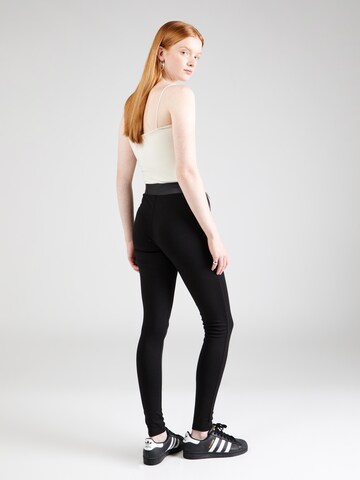 Skinny Pantalon 'Darleen' ABOUT YOU en noir