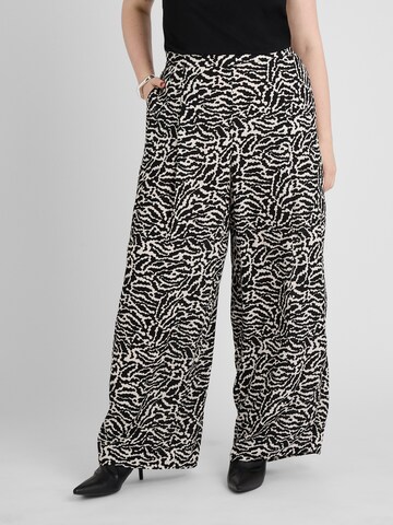 Wide leg Pantaloni con pieghe 'Mila' di Guido Maria Kretschmer Curvy in nero: frontale