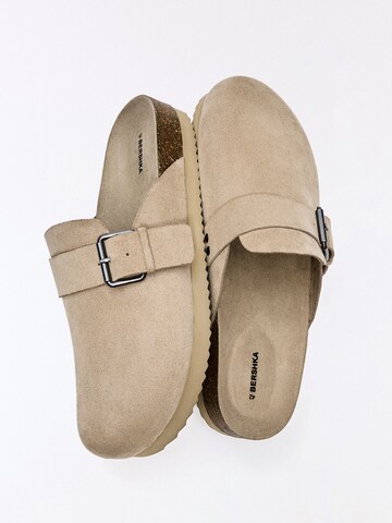 Bershka Pantolette in Beige