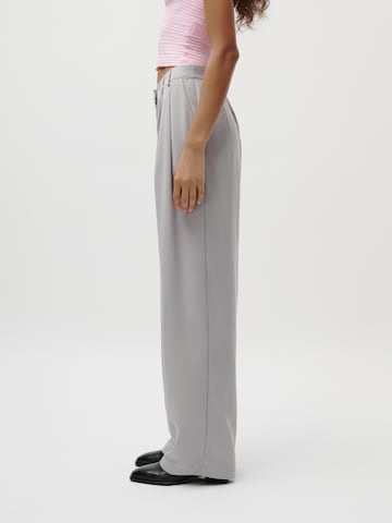 Loosefit Pantaloni con pieghe 'Kora' di LeGer by Lena Gercke in grigio