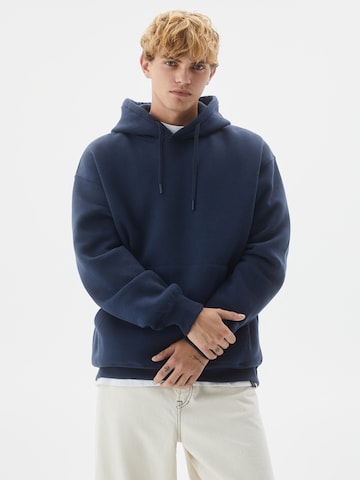 Pull&Bear Sweatshirt in Blue: front