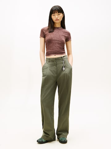 Tommy Jeans Μπλουζάκι σε καφέ: πίσω