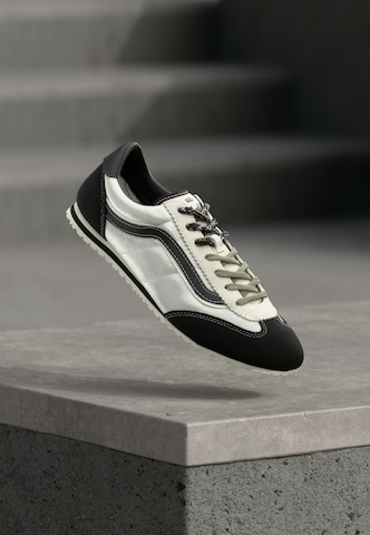 Sneaker bassa 'Super Lowpro' di VANS in nero: frontale