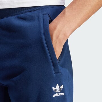 ADIDAS ORIGINALS Zwężany krój Spodnie 'Trefoil Essentials' w kolorze niebieski