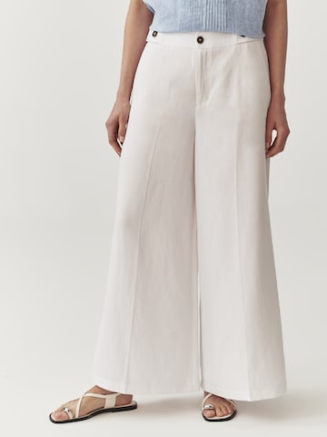 TATUUM - Pierna ancha Pantalón de pinzas 'MASKANO' en blanco