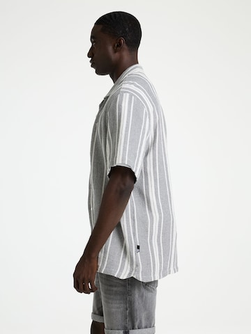 CHASIN' Comfort Fit Shirt in Grau