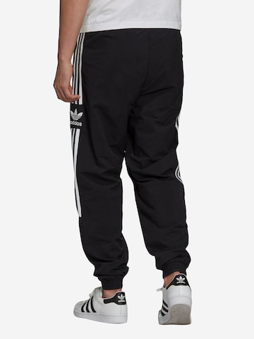 ADIDAS ORIGINALS - Tapered Pantalón en negro