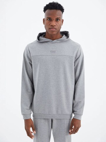 Completo per l'allenamento di Tommy Life in grigio