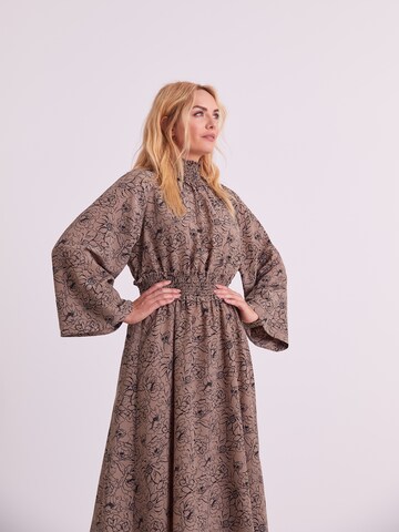 Robe 'Fiona' ABOUT YOU x Iconic by Tatiana Kucharova en beige : devant