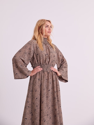 Robe 'Fiona' ABOUT YOU x Iconic by Tatiana GB en beige : devant