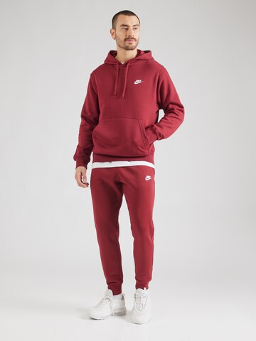 Tapered Pantaloni 'Club Fleece' de la Nike Sportswear pe roșu