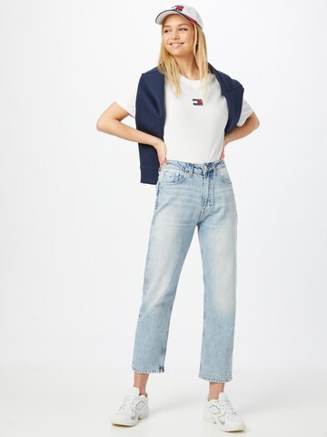 Tricou de la Tommy Jeans pe alb