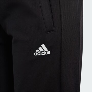 ADIDAS SPORTSWEAR - Fato de treino 'Essentials' em vermelho