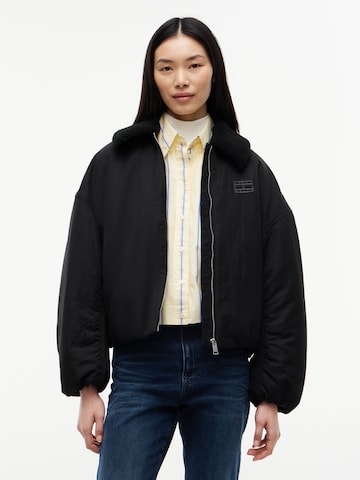 Geacă de primăvară-toamnă de la Tommy Jeans pe negru: față