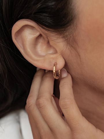 Orecchini 'Molten Texture Hoop' di Hey Happiness in oro: frontale