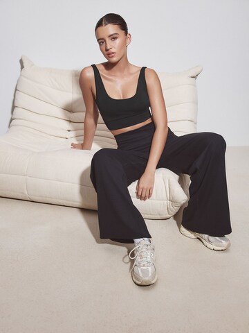 Next - Pierna ancha Pantalón deportivo en negro