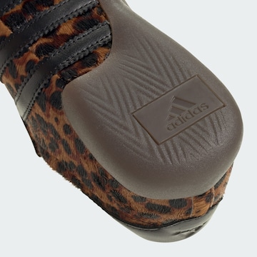 ADIDAS ORIGINALS Slip-on 'Taekwondo Mei' in Bruin