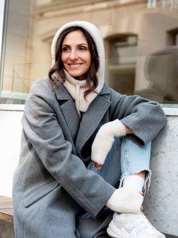 LOEVENICH Full Finger Gloves in White