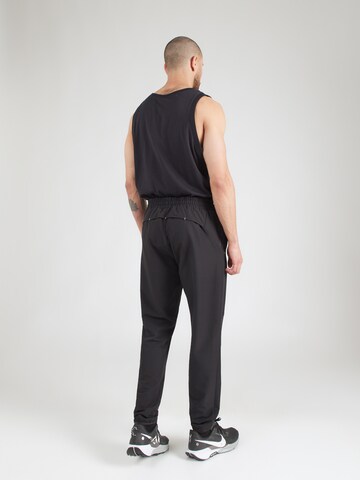 4F Alt kitsenev Spordipüksid, värv must: tagant vaates