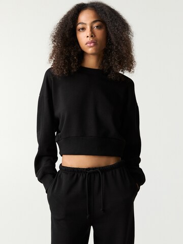 Pull&Bear Sweatshirt in Zwart: voorkant