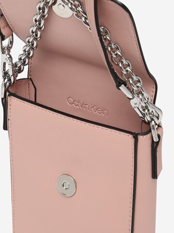 Calvin Klein Чанта с презрамки в розово