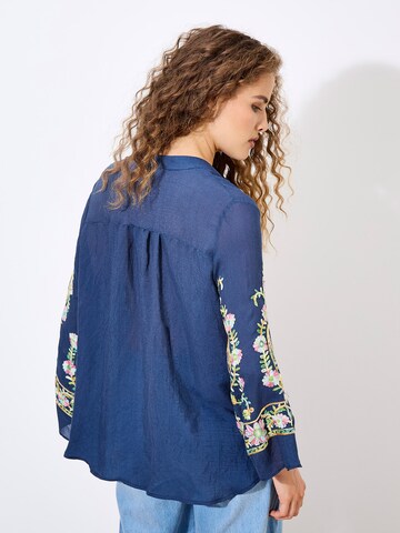 Apricot Paisley Embroidered Bell Sleeve Blouse ' ' in Blau