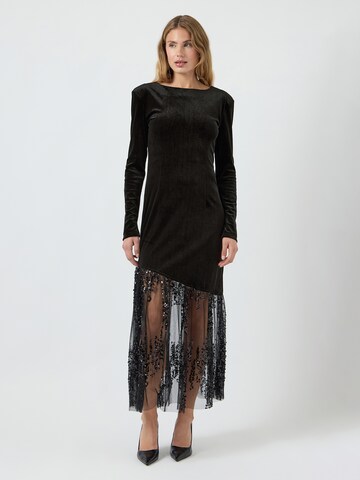 YAS - Vestido 'YASTERA' en negro: frente
