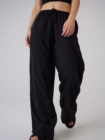 Wide leg Pantaloni 'Taira' de la A LOT LESS pe negru