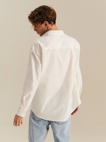 About You x Nils Kuesel - Ajuste regular Camisa 'Lennox' en blanco