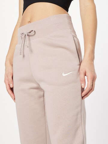 Nike Sportswear Tapered Broek in Roze