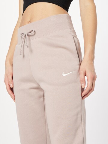 Tapered Pantaloni di Nike Sportswear in rosa