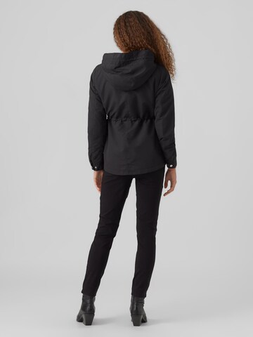 juoda VERO MODA Demisezoninė parka