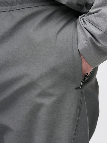 Nike Sportswear Szabványos Nadrág - szürke