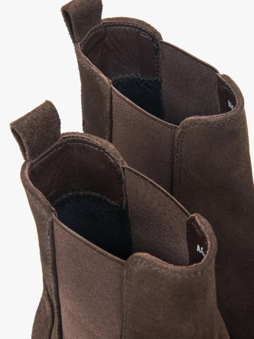 Estro Chelsea boots '09-3805' in Bruin