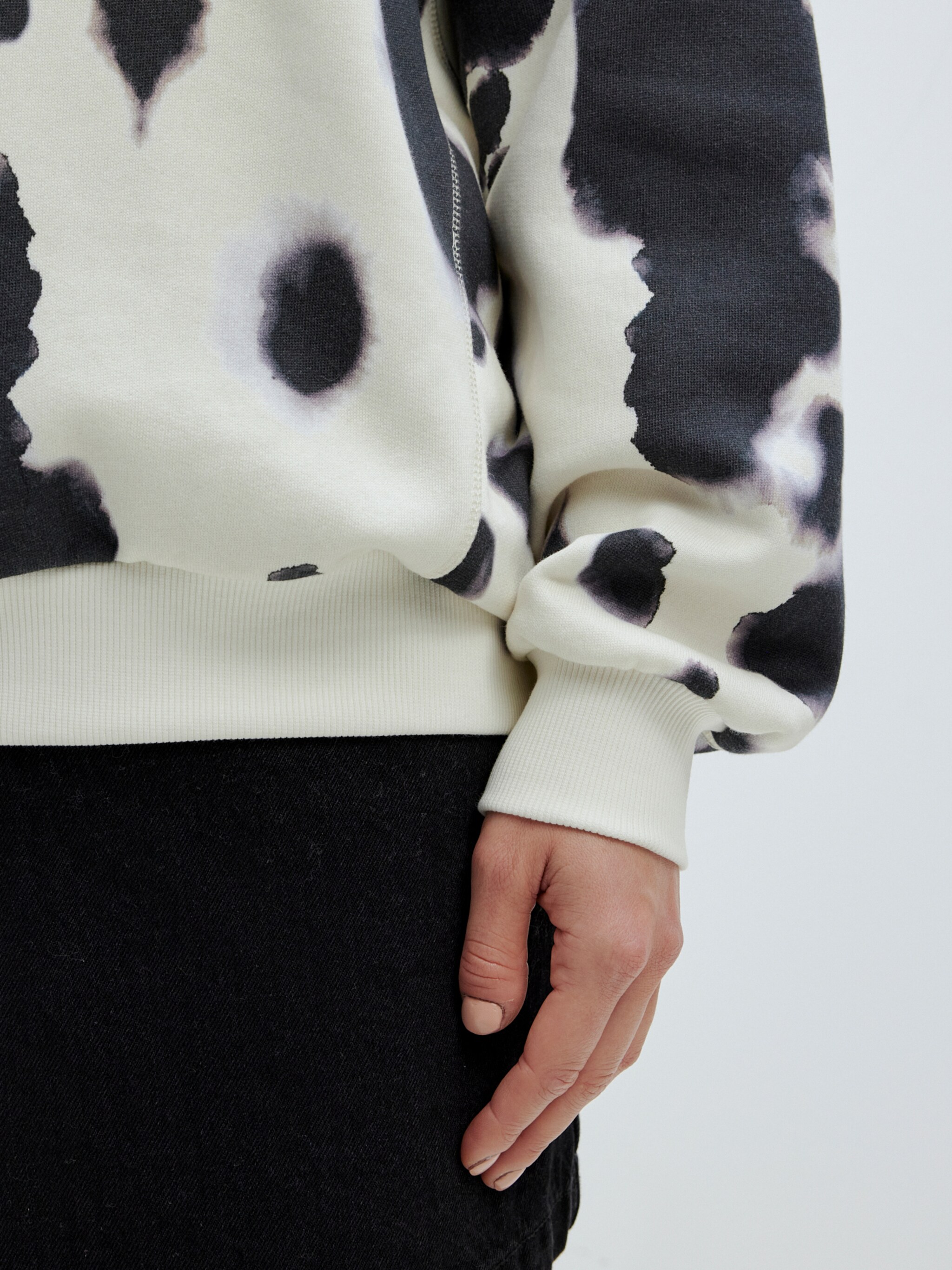 EDITED Sweatshirt 'Lana' schwarz