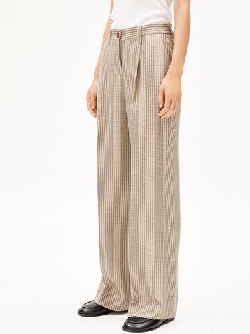 Wide Leg Pantalon à plis 'Maali' ARMEDANGELS en beige : devant