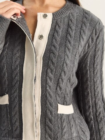Cardigan Bianco Lucci en gris