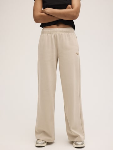 regular Pantaloni 'CALICE regular wide graphic sweat pants' di FILA in grigio: frontale