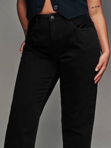 Tapered Jeans di Next in nero